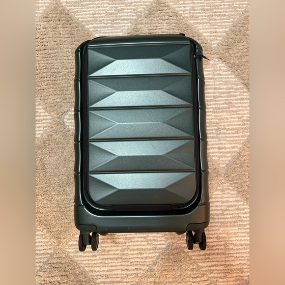 eBag Carry On Hardside Suitcase w/ Front Laptop Pouch - Picture 2 of 9